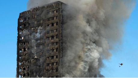 Grenfell Tower di Londra, l’inchiesta pubblica condanna i governi conservatori, le imprese e i vigili del fuoco: “Tutte le morti dell’incendio potevano essere evitate”