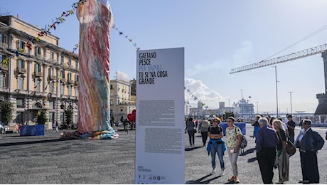 “Effetto Pulcinella”, code in piazza Municipio per un selfie con l’installazione di Pesce. Nel weekend 170mila turisti a Napoli, record di presenze