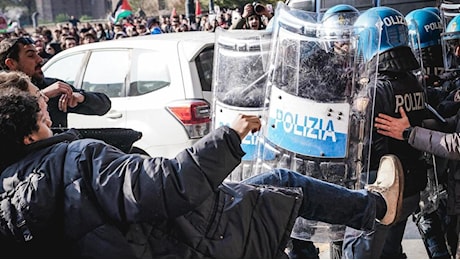 Scontri e feriti ai cortei degli studenti. Fantocci dei ministri dati alle fiamme