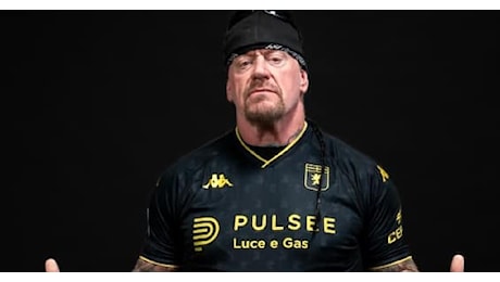 The Undertaker indossa la terza maglia del Genoa. Foto