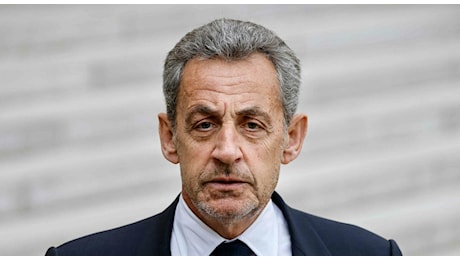 Nicolas Sarkozy condannato a 3 anni, uno con braccialetto elettronico, per corruzione: è il primo ex presidente francese a dover scontare una pena detentiva