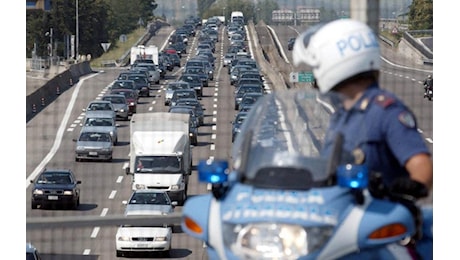 Tragedia in autostrada, accosta in corsia di emergenza e viene travolto da un tir: morto 51enne romano