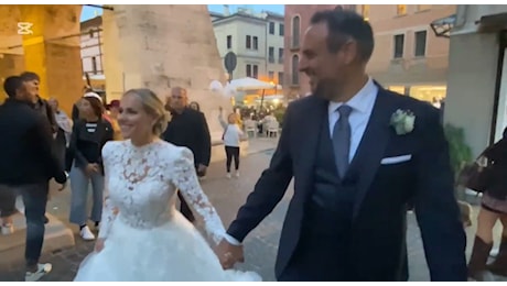 Mario Conte, la passeggiata in centro con la moglie Elisa Barbon dopo il matrimonio