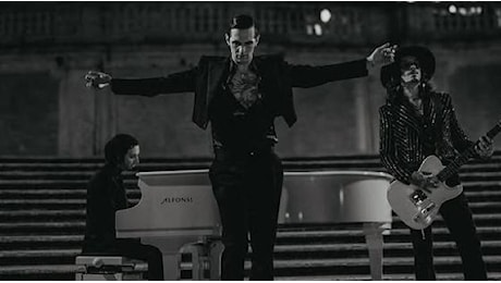 Achille Lauro: concerto a sorpresa a Piazza di Spagna, entusiasmo fra i fan