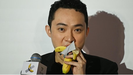 Il cinese Justin Sun che ha pagato 6 milioni la banana di Cattelan se l’è mangiata