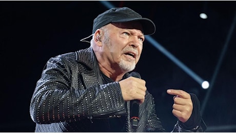 Vasco Rossi vittima di una “una truffa organizzata”? Ecco lo sfogo del cantante che sbrocca contro Zuckerberg e denuncia i…
