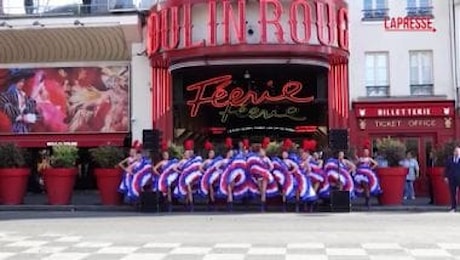 Parigi 2024: la torcia olimpica davanti al Moulin Rouge