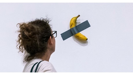 L'ambulante bengalese che ha venduto la 'banana di Cattelan' a 25 centesimi: Sono povero. Chi l'ha comprata sa che è un frutto?