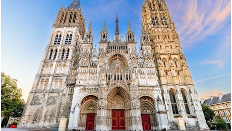 Incendio a Notre Dame di Rouen, la cattedrale amata da Monet