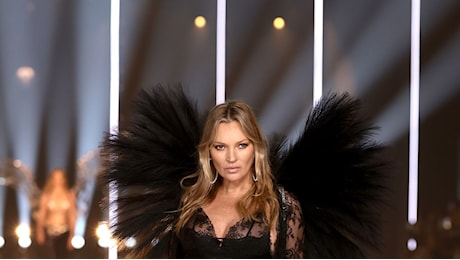 A 50 anni, Kate Moss fa il suo debutto da Victoria's Secret. E sfila (da sola) in pizzo nero trasparente