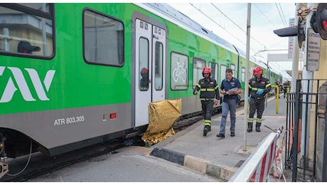 Acerra, travolto e ucciso dal treno mentre attraversa i binari: vittima ancora senza nome