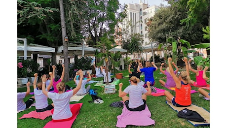 Appassionati di yoga in piazza Plebiscito per salutare il solstizio d'estate