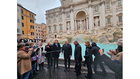 FOTO | Riapre la fontana di Trevi con nuove regole: massimo 400 persone alla volta. Gualtieri: “È più bella che mai”