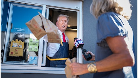 Il video di Donald Trump al McDonald's che serve patatine fritte ai clienti: la frecciata a Kamala Harris