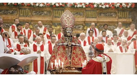 Attesa per il miracolo di San Gennaro: sangue ancora solido