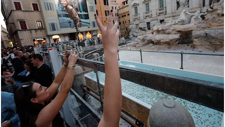 Fontana di Trevi come una piscina comunale, l'attacco dei turisti sul Guardian imbarazza Roma