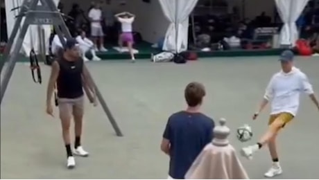Sinner e Berrettini giocano a pallone insieme prima di sfidarsi a Wimbledon