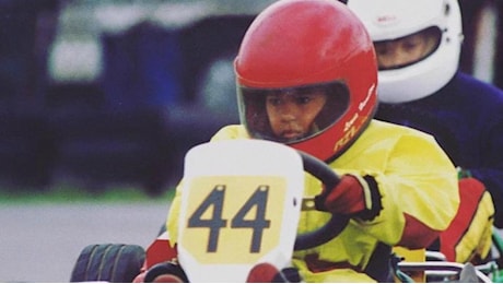 Hamilton, primo giorno da pilota Ferrari. E lui posta una foto da bambino con un casco rosso