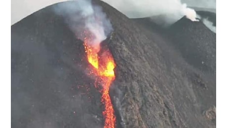 Forte esplosione dello Stromboli: grande nube di cenere e colata lavica sulla Sciara. VIDEO