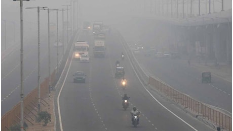 Porta dell'India a New Dehli avvolta dallo smog, il video impressionante fa il giro del mondo