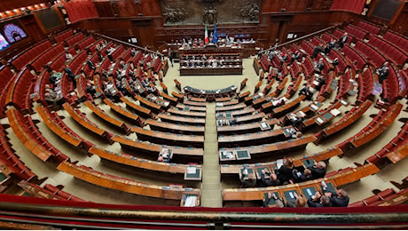 La Lega diserta l'Aula mentre Meloni interviene alla Camera: “I treni sono in ritardo”