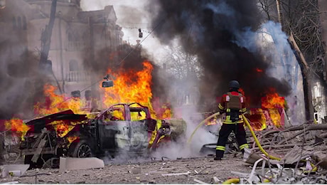 Ucraina, mamma Tatiana e la sua piccola Lisa, colpita all’occhio, diventate simbolo dell’attacco di Sumy: «I nostri bambini conoscono le bombe e la paura»