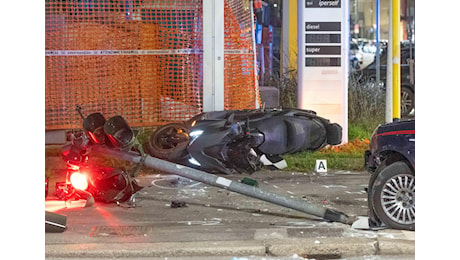 Milano, ventenne muore dopo la fuga dei carabinieri e lo schianto con lo scooter. Tensione in ospedale