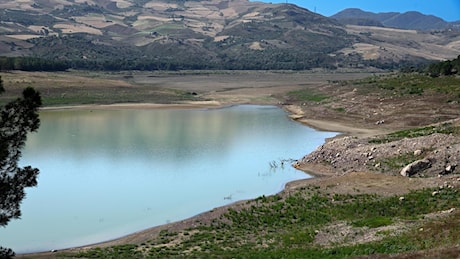 Siccità in Sicilia, la Regione valuta l’uso di acqua da pozzi contaminati: “Verrà depurata”