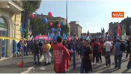 «Meno bombardieri, più tranvieri», i cartelli allo sciopero dei sindacati del Tpl a Roma