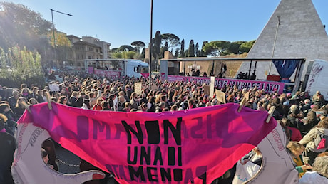 “Non una di meno”, la manifestazione contro la violenza di genere. Bruciata foto Valditara