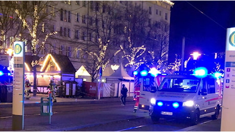 Auto piomba sulla folla a un mercatino di Natale a Magdeburgo, in Germania