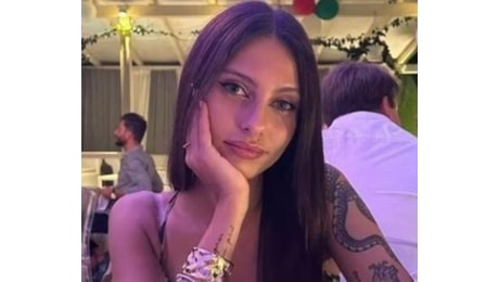 Alexia muore per un incidente stradale, come sua sorella cinque anni fa nello stesso paese