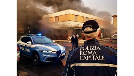 Roma, tre incendi in poche ore: bruciano attività commerciali e appartamento