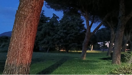 Prato, lite al coltello tra albanesi ai giardini: un morto e un ferito. Si cerca l'aggressore