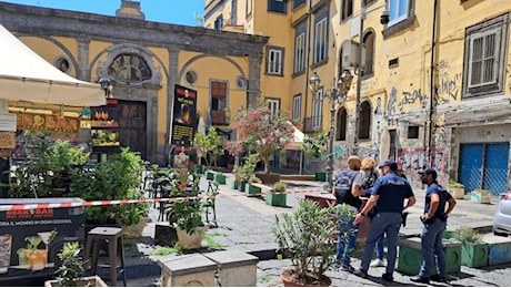 Napoli, accuse social tra due mamme TikToker dopo la sparatoria al centro storico con due giovani feriti: «Sei tu la mandante», «Ti denuncio»