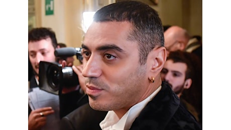 Un governo di fasci. Marracash esce con l'ultimo album e attacca Meloni