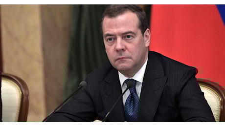 Ucraina, Mosca frena su proposta di cessate il fuoco di 30 giorni, Medvedev: “Macron, Merz, Starmer e Tusk, infilatela nel vostro cu*o pangender”