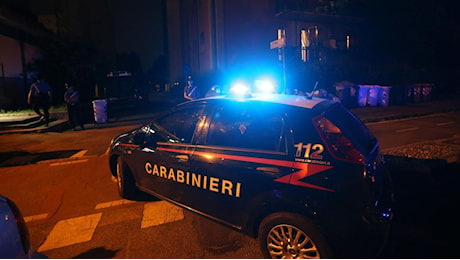 Rozzano, 30enne trovato in strada gravemente ferito: morto in ospedale. Sul corpo i segni di una coltellata