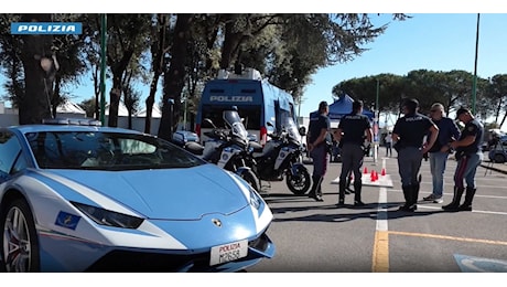 A Caivano festa nazionale della Polizia di Stato: la Lamborghini della Stradale al centro Pino Daniele