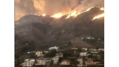 Un enorme incendio sta distruggendo la California delle star