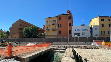 Cantiere del tram in via Riva Reno: si rompe una tubatura del gas, residenti fatti evacuare