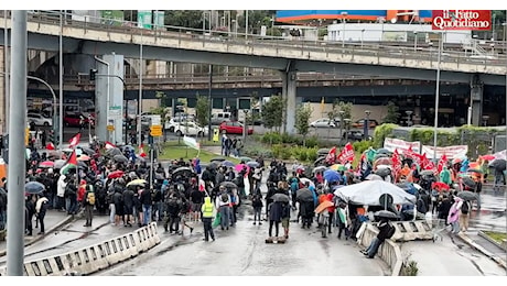 Armi a Israele, manifestanti bloccano i varchi del porto di Genova: “La guerra comincia qui, si tolgono soldi alla sanità per finanziare i massacri”