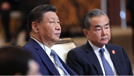 Le due offensive cinesi contro di noi: ci esporta i problemi economici e prepara un ordine internazionale sino-centrico