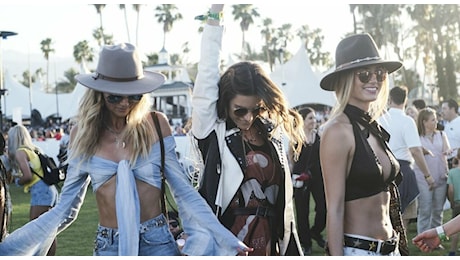 Coachella 2025, look trash (in stile Eurovision) e outfit banali, il flop della moda nell'ultima edizione