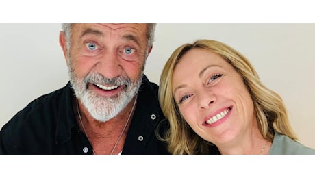 A sorpresa arrivano Mel & Mel: Meloni posta un selfie con Mel Gibson e fa il pieno di like