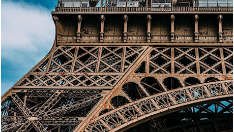 Tour Eiffel evacuata per incendio nell'ascensore, fiamme e allarme a Parigi