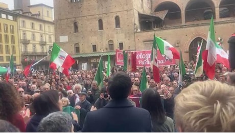 Anpi, Cgil e il centrosinistra in piazza contro il corteo dell'estrema destra: la piazza di Bologna intona Bella ciao