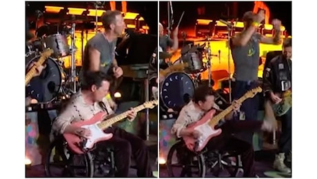 Michael J. Fox suona con i Coldplay sul palco del Glastonbury Festival: “È il nostro eroe”