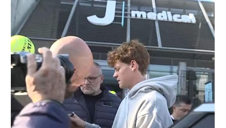 Atp Finals, Jannik Sinner arriva al J Medical per svolgere i test fisici. VIDEO