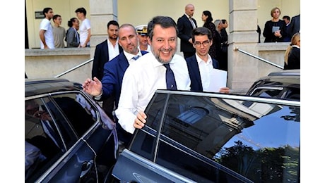 Salvini attacco a tutto tondo: i giudici che stravolgono le leggi si dimettano. E i centri sociali vanno chiusi